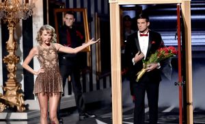 taylor-swift-performs-at-2014-american-music-awards-in-los-angeles_13