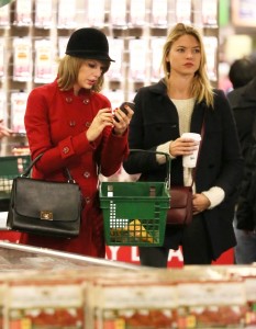 Taylor Swift shopping with Martha Hunt