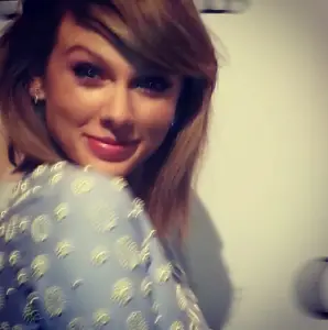 Taylor Swift dances at pre-grammy party