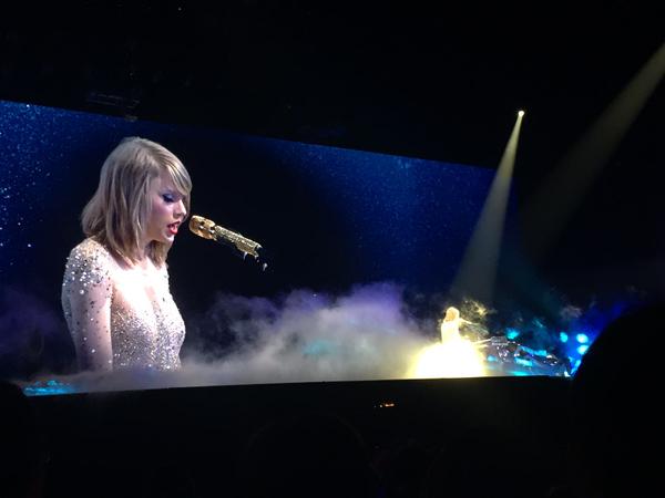 performances by taylor swift at 1989 tokyo tour