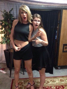 taylor swift bellybutton the 1989 tour backstage