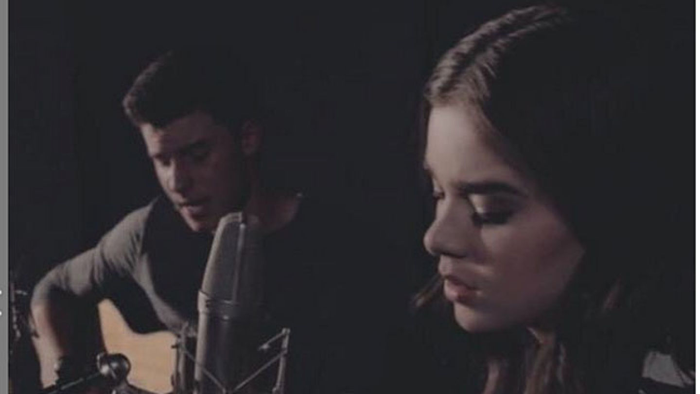 Shawn Mendes & Hailee Steinfeld Perform "Stitches" Acoustic Version