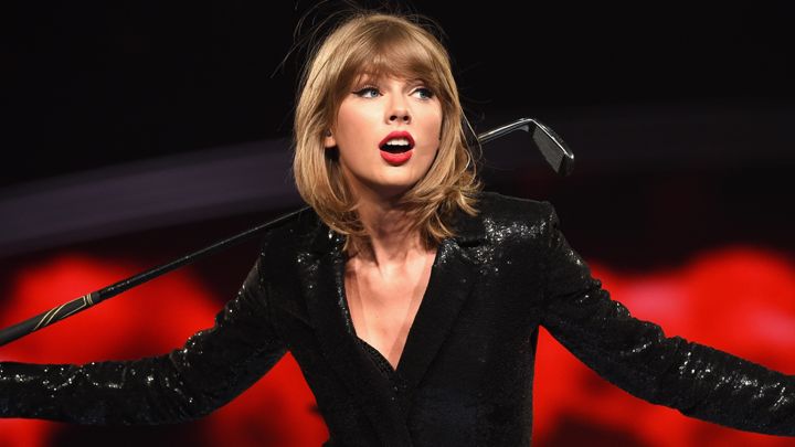taylor swift performs blank space at fans wedding after breakup