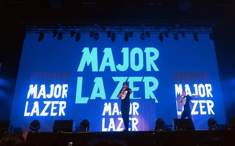 major lazer ft sia head up high gonna fight